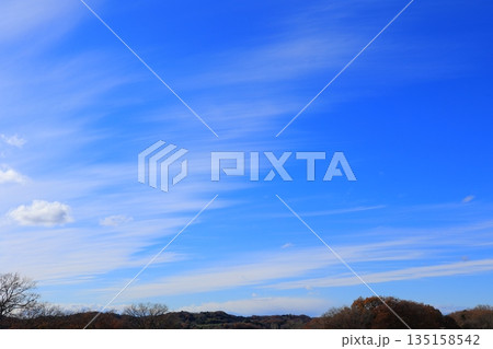 冬の青空に浮かぶ白い雲 135158542