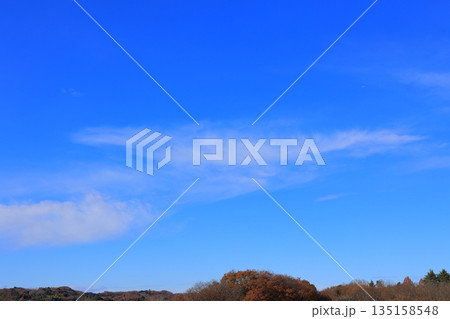 冬の青空に浮かぶ白い雲 135158548