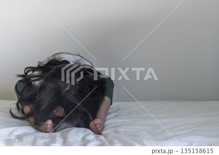 絶望してショックをうけている女の子のイメージ(5歳、日本人、顔無し) 絶望してショックをうけている女の子のイメージ(5歳、日本人、顔無し) 135158615