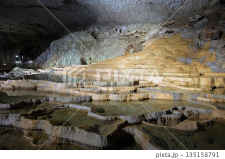 秋芳洞の神秘！黄金に輝く「百枚皿」と美しい水鏡の絶景 135158791