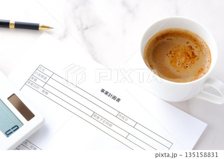 事業計画書 - 新規事業の立ち上げに先立ち、事業計画書を作成する起業家のイメージ 135158831