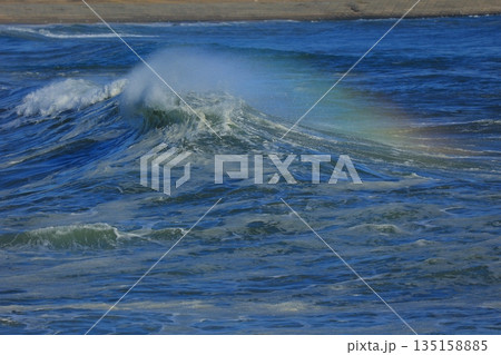 打ち寄せる波 135158885