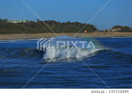 打ち寄せる波 135158894