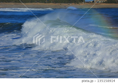 打ち寄せる波 135158914