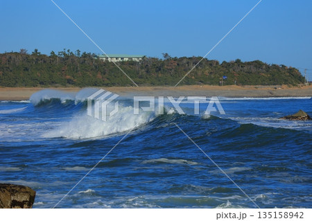 打ち寄せる波 打ち寄せる波 135158942
