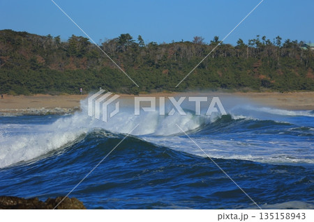 打ち寄せる波 135158943