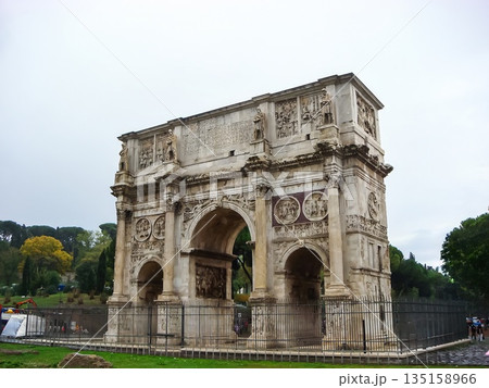 コンスタンティヌスの凱旋門　イタリアのローマ 135158966