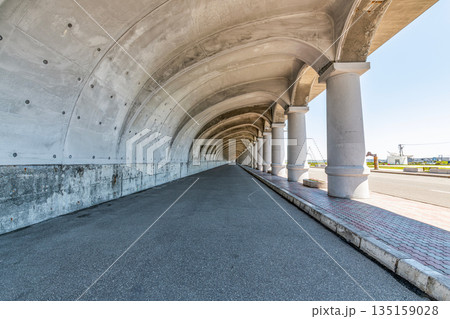 北海道稚内市　北海道遺産に選定されている稚内港北防波堤ドームの内部 135159028