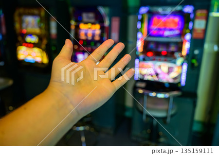 ゲーム機に向かう手のひら 135159111