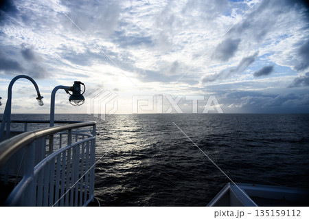 船上からの暗い海 船上からの暗い海 135159112