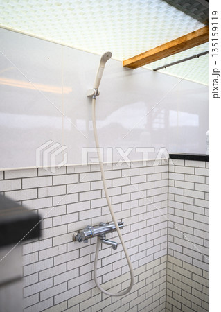 白タイル壁のシャワー設備 【撮影協力：隠岐シーサイドリゾートみやび様】 135159119