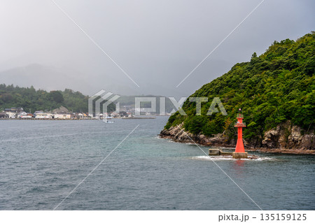 隠岐の島の海辺の赤い灯台 隠岐の島の海辺の赤い灯台 135159125