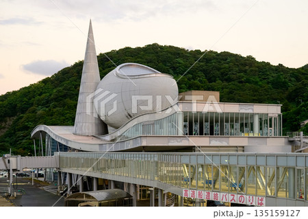 七類港のユニークな建物と緑 七類港のユニークな建物と緑 135159127