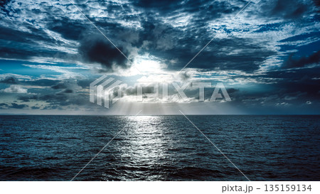 暗い海と太陽の光 135159134