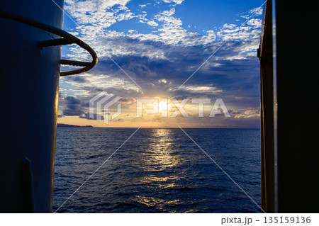 船から見る夕焼けの海 船から見る夕焼けの海 135159136