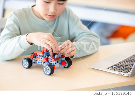 プログラミング教室で学ぶ男の子 135159146