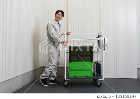 作業用着を着た若い男性 建設イメージ 作業用着を着た若い男性 建設イメージ 135159147