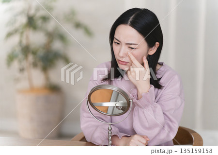 スキンケアをする若い女性　ビューティイメージ 135159158