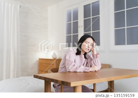 頭痛を覚える若い女性　ライフスタイルイメージ 135159159