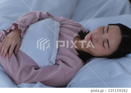 ベッドで眠る若い女性 ライフスタイルイメージ ベッドで眠る若い女性 ライフスタイルイメージ 135159162