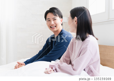 気持ちよく目覚める若い男性と女性 ライフスタイルイメージ 気持ちよく目覚める若い男性と女性 ライフスタイルイメージ 135159169