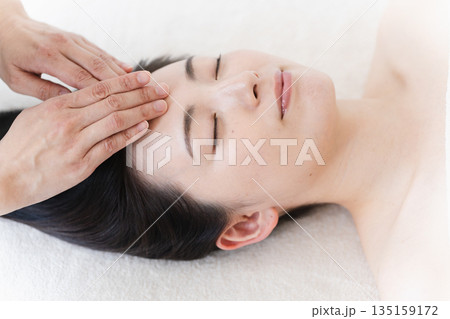 エステティシャンに施術を受ける若い女性 ビューティイメージ エステティシャンに施術を受ける若い女性 ビューティイメージ 135159172