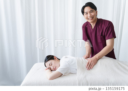 整体師のマッサージを受ける若い女性 ビューティイメージ 整体師のマッサージを受ける若い女性 ビューティイメージ 135159175