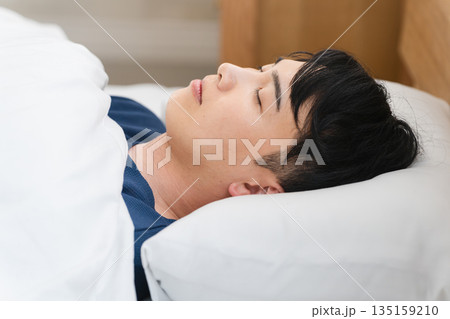 ぐっすりと眠る若い男性 ライフスタイルイメージ ぐっすりと眠る若い男性 ライフスタイルイメージ 135159210