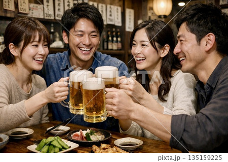 居酒屋で乾杯 135159225