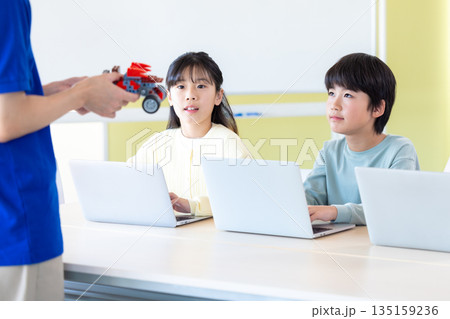 プログラミング教室で学ぶ小学生 135159236