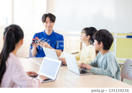 プログラミング教室で学ぶ小学生 135159238