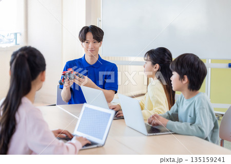 プログラミング教室で学ぶ小学生 135159241