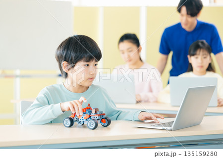 プログラミング教室で学ぶ男の子 135159280