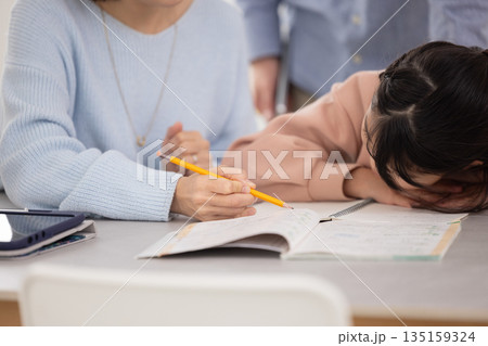両親と一緒に自宅で学習を楽しむ小学生の女の子 両親と一緒に自宅で学習を楽しむ小学生の女の子 135159324