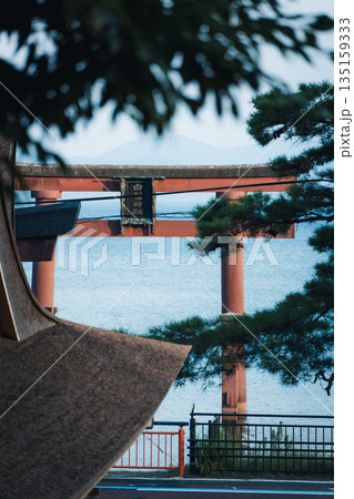 建物越しに望む白鬚神社の海中鳥居 135159333
