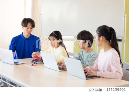 プログラミング教室で学ぶ小学生 プログラミング教室で学ぶ小学生 135159402