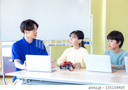プログラミング教室で学ぶ小学生 プログラミング教室で学ぶ小学生 135159405
