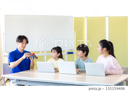 プログラミング教室で学ぶ小学生 プログラミング教室で学ぶ小学生 135159406