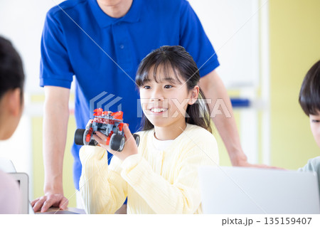プログラミング教室で学ぶ小学生 プログラミング教室で学ぶ小学生 135159407