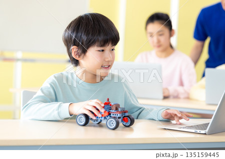 プログラミング教室で学ぶ男の子 135159445