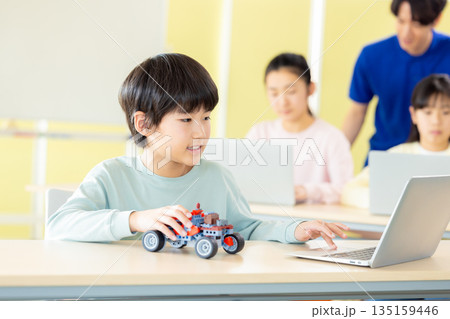 プログラミング教室で学ぶ男の子 135159446