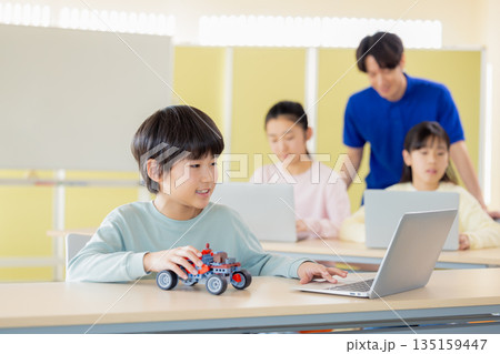 プログラミング教室で学ぶ男の子 135159447