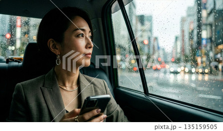 タクシー移動をするビジネスウーマン タクシー移動をするビジネスウーマン 135159505
