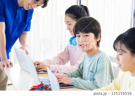 プログラミング教室で学ぶ小学生 135159556