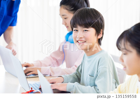 プログラミング教室で学ぶ小学生 プログラミング教室で学ぶ小学生 135159558