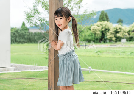 マイホームの庭で遊ぶ女の子 135159630