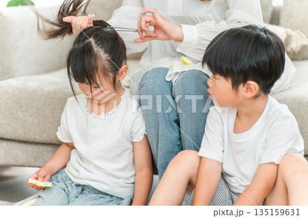 身支度,身だしなみ,髪の毛を縛ってあげるママと女の子（スキンシップ,子供,幼児） 135159631