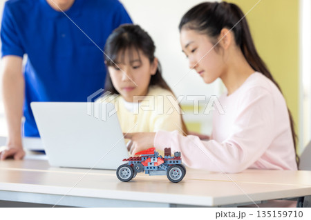 プログラミング教室で学ぶ小学生 プログラミング教室で学ぶ小学生 135159710