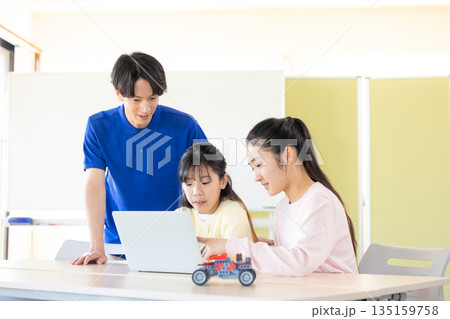 プログラミング教室で学ぶ小学生 プログラミング教室で学ぶ小学生 135159758