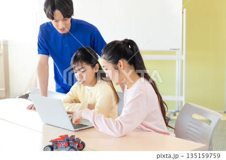 プログラミング教室で学ぶ小学生 135159759